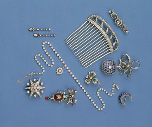 Selezione di gioielli in diamanti: pettine per capelli; collana graduata a colletto; spilla a mezzaluna in zaffiro; pendente in smalto e carbuncle; orologio da tasca; spilla a stella da Unbekannt Unbekannt