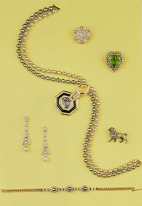 Selezione di gioielli: collana di perle coltivate in stile Art Deco con zaffiri gialli e blu; orecchini pendenti in diamanti e perle; spilla a stella in opale e diamanti; spilla a barboncino in diamanti rosa da Unbekannt Unbekannt