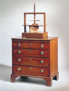 Piccolo comò in mogano di Sheraton, c.1790 sormontato da pressa per libri in mogano