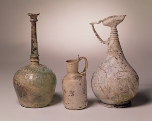 Bottiglia sprinkler di vetro soffiato in stampo, X-XI secolo; brocca con manico a collo di cigno lavorato, X-XII secolo; brocca, VI-VIII secolo
