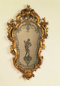 Girandola veneziana dorata, piastra a cartiglio incisa con una figura classica da Unbekannt Unbekannt