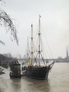 Vista del fiume Tamigi con RRS Discovery, navigata da Scott in Antartide nel 1901-04 da Unbekannt Unbekannt