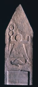 Stele votiva raffigurante Tanit, dea di Cartagine, con un caduceo e un delfino e un