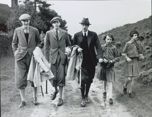 10° Duca con i suoi quattro figli, Billy, Andrew, Anne ed Elizabeth a Bolton Abbey, c.1938