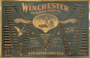 Esposizione di cartucce Winchester, con una selezione completa di cartucce per fucili in metallo, ottone e carta disposte in forma di una 