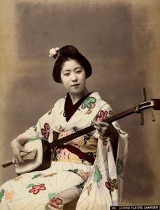 Una geisha che suona lo shamisen (foto colorata)