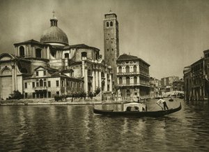 Una gondola nel Canal Grande di fronte alla Chiesa di San Geremia nel quartiere di Cannaregio. Fotografia di Wilhelm Bode