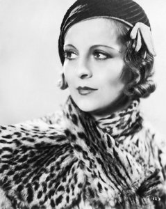 Una giovane donna elegante con cappello e cappotto di pelliccia, Inghilterra 1933 (foto b/n) da Unbekannt