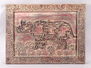 Pannello decorativo indiano intagliato e applicato con iscrizione decorativa, l
