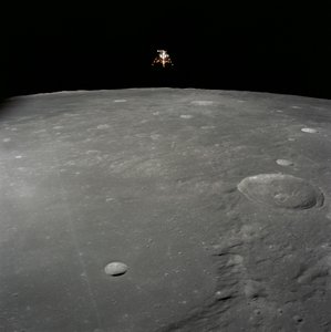 Modulo lunare Apollo 12 Intrepid che atterra sulla superficie della Luna nell