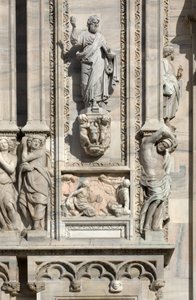 Architettura: statua di San Luca (1811), e basso rilievo rappresentante l
