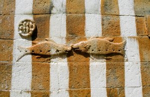 Bassorilievo di due pesci sull