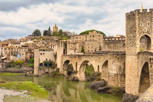 Besalu, Provincia di Girona, Catalogna, Spagna, 2018 da Unbekannter Künstler