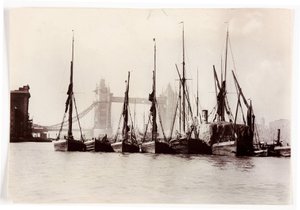 Barche ormeggiate al Tower Bridge