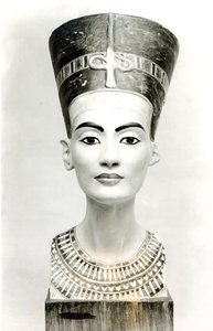 Busto della Regina Nefertiti, vista frontale, copia del busto nel Museo Egizio, SMPK, Berlino da Unbekannt