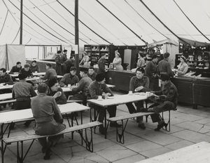 Tenda della mensa, Campo Estivo di Weybourne, aprile 1954 (foto in bianco e nero)