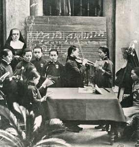 Prova di canti natalizi in una missione francese in Cina, inizio XX secolo da Unbekannt