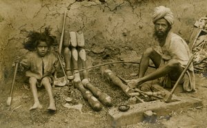 Carpentiere e bambino che lavorano sulle gambe del letto da Unbekannter Künstler