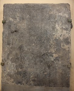 Collezione della cattedrale. Frammento di una lastra di pietra. Bassorilievo. Un funzionario della chiesa. Chiesa di origine (Saint-Quentin di Tournai. Fine XIII secolo). (dettaglio) da Unbekannter Künstler