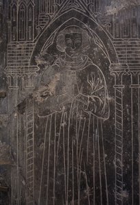 Collezione della cattedrale. Frammento di una lastra di pietra. Bassorilievo. Un funzionario della chiesa. Chiesa di origine (Saint-Quentin di Tournai. Fine XIII secolo) da Unbekannter Künstler