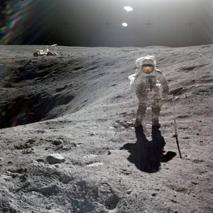 Charles M. Duke Jr., pilota del modulo lunare della missione Apollo 16, raccoglie campioni lunari al bordo del Cratere Plum, aprile 1972 da Unbekannt