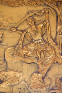 Pagoda buddista Chua Thiep Long. La Grande Tonsura: il Buddha si taglia i capelli con la spada. Poi cambiò i vestiti da principe per una veste da mendicante. Poi iniziò la sua ricerca dell