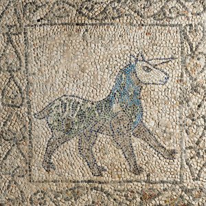 Chiesa di San Giovanni Evangelista, Quarta Crociata, Frammenti di pavimenti a mosaico che rappresentano un unicorno, Ravenna, Emilia-Romagna, Italia da Benjamin Baud