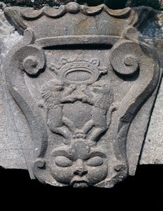Stemma in pietra, architrave della porta d