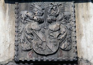 Stemma su porta di legno di una casa a Lavis, Trento, Trentino-Alto Adige, Italia