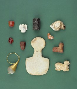 Collezione di oggetti del Mediterraneo orientale tra cui un amuleto di avvoltoio sumero, un sigillo di serpentino accadico e una rana di corniola mesopotamica, datati tra il 3300 e il 2000 a.C. da Unbekannt