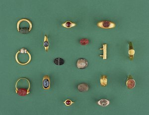 Collezione di gioielli romani, etruschi ed ellenistici tra cui un anello con scarabeo fenicio, un cammeo, portafortuna e un intaglio in agata, dal VI secolo a.C. al IV d.C. da Unbekannt