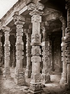 Colonnato della Moschea di Quwwat-ul-Islam nel complesso del Qutb Minar, Delhi da Unbekannter Künstler
