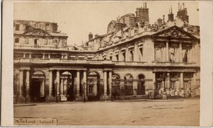 Comune di Parigi (1871): veduta del Palais-Royal dopo l