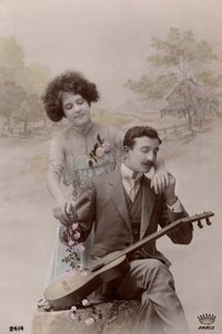 Coppia con Fiori e Chitarra Spagnola, Francia, c.1910 (cartolina) da Unbekannter Künstler
