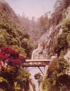 Ponte coperto in una gola ripida, con cascate sullo sfondo, Giappone