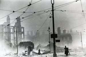 Piazza Derby a Liverpool dopo un raid di bombardamento tedesco
