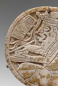 (dettaglio) da un tondo di conchiglia maya, raffigurante uno scriba a gambe incrociate con penna in mano da Unbekannt