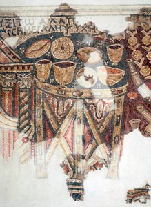 Dettaglio di un pavimento a mosaico raffigurante la tavola delle offerte con coppe, ciotole e pagnotte di pane dalla sinagoga samaritana di El-Khirbe, Cisgiordania, IV secolo d.C. da Unbekannt