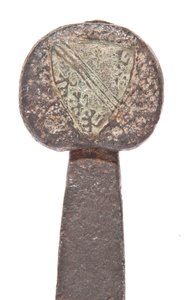 (dettaglio) da spada a due mani tardo medievale con lama vichinga e stemmi araldici della famiglia De Bohun