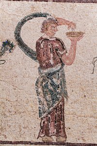 (dettaglio) Il trionfo di Dioniso - Ritorno del dio da una spedizione militare in India - Una Baccante che tiene una ciotola per libagioni - Mosaici di Paphos, Casa di Dioniso, Fine del II secolo d.C. - Cipro da William M. Timlin