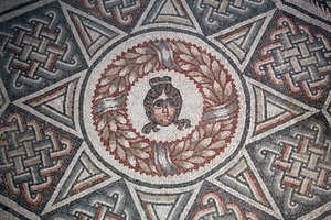 Dettaglio di un medaglione.