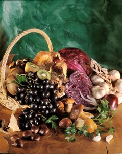 Dieta: natura morta di uva nera, aglio, cipolla, spicchio d
