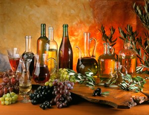 Dieta: natura morta con decanter di vino, grappoli d