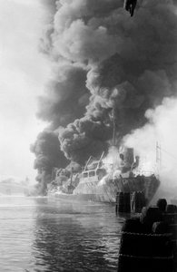 Esplosione della petroliera "Rosario Pellegrino" a Porto Marghera, Venezia - 1960 da Unbekannt