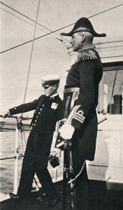 Edoardo, Principe di Galles, primo figlio del Re Giorgio V, fotografato con Sir Charles Cust a bordo di una nave