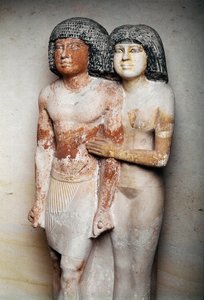 Antichità egizia: gruppo in calcare scolpito di Raherka e Meresankh, capo degli scribi e sua moglie - V dinastia, Antico Regno