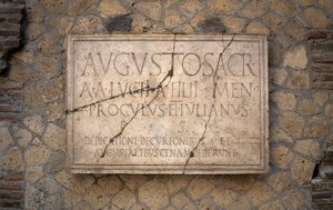 Epigrafe su marmo, collegio degli Augustali, sito archeologico di Ercolano (Lista del Patrimonio Mondiale dell