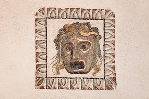 Mosaico pavimentale del I secolo a.C. raffigurante una maschera di Dioniso, da una villa romana vicino a via Ruffinella a Roma, museo nazionale romano, Roma, Italia