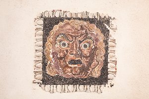 Mosaico pavimentale del I secolo a.C. raffigurante una maschera di Dioniso, da una villa romana vicino a via Ruffinella a Roma, museo nazionale romano, Roma, Italia