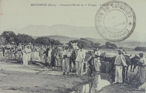 Soldati coloniali della legione francese in pattuglia vicino alle montagne dell